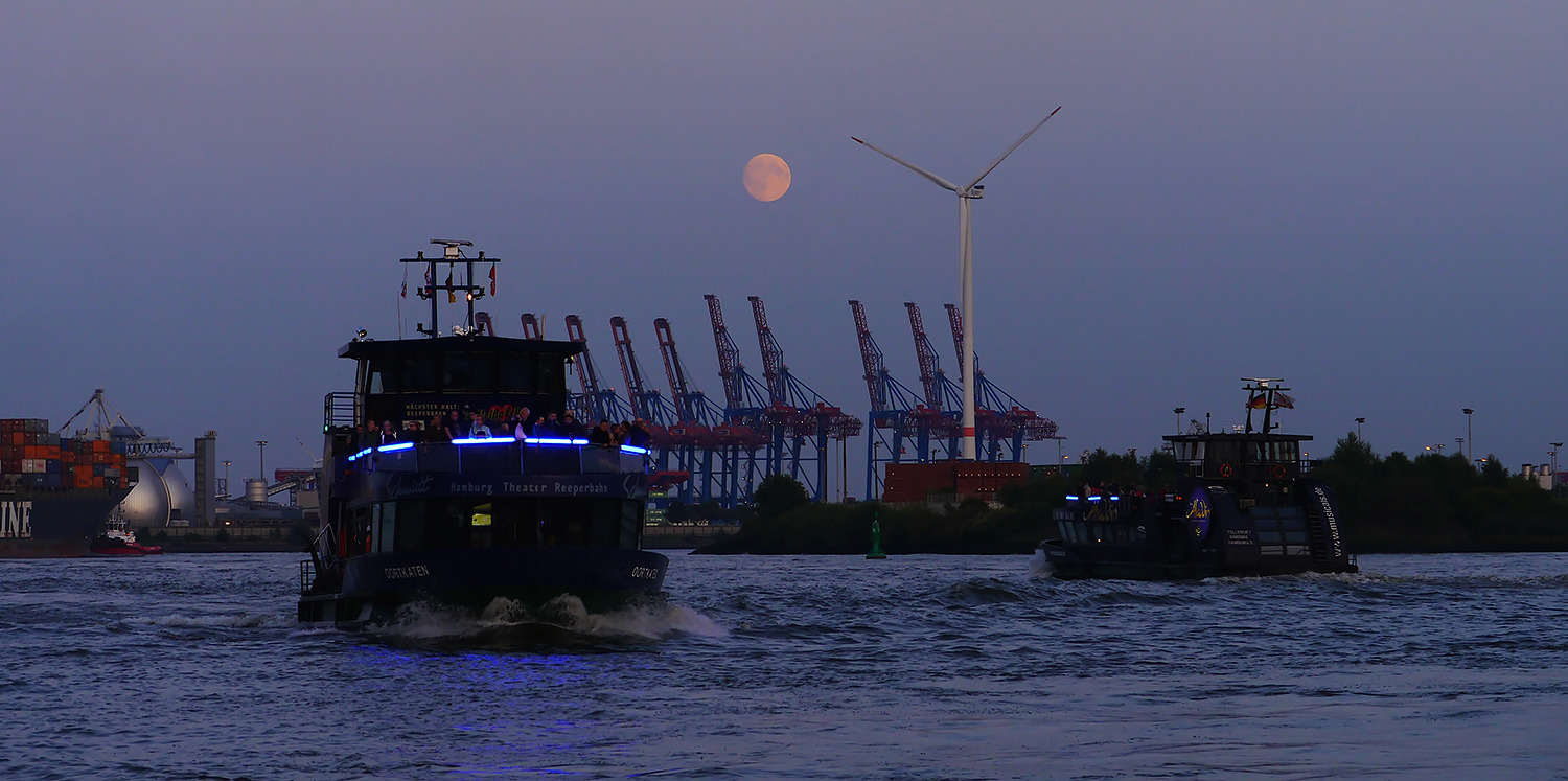 Vollbesetzte Fähren am Abend