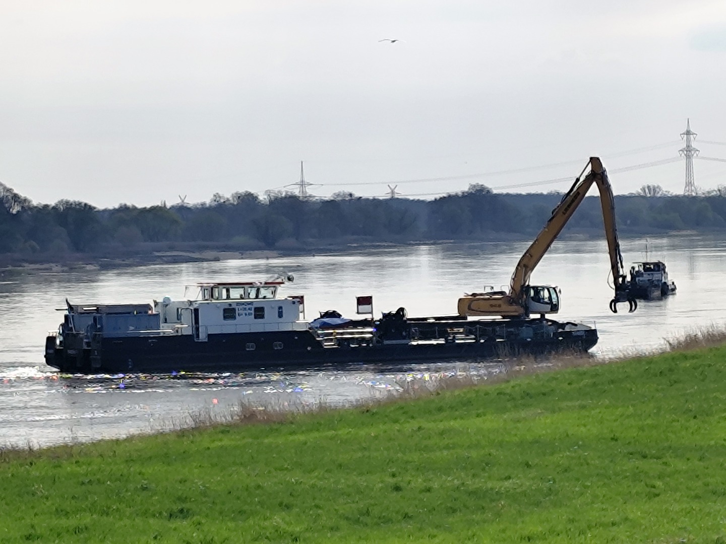 Arbeitsschiff auf der Elbe