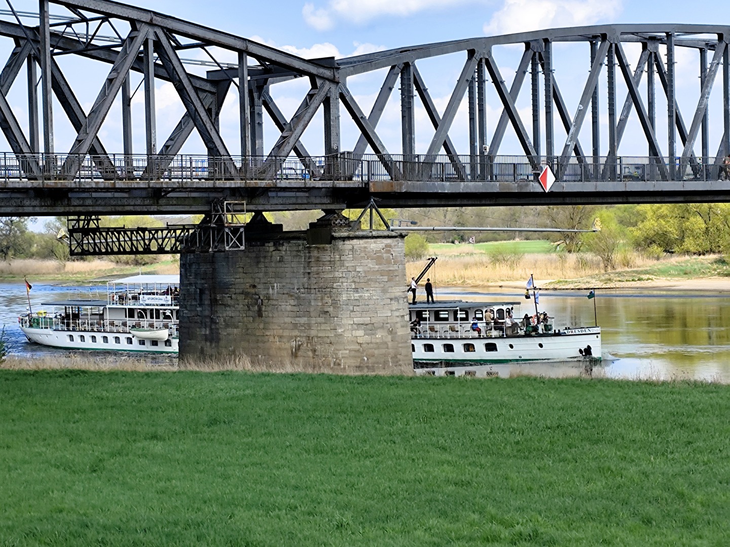 das alte Dampfschiff die "Dresden" bei der Unterquerung der Barbyer Elbbrücke