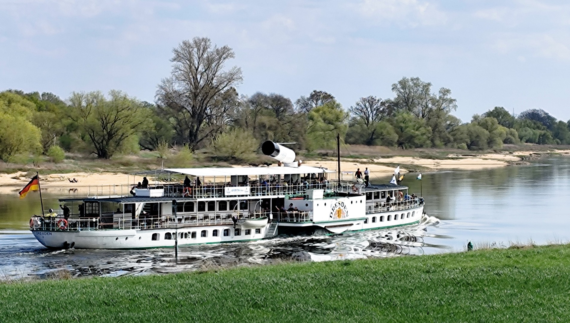 die "Dresden" auf dem Weg in ihren Heimathafen in Dresden