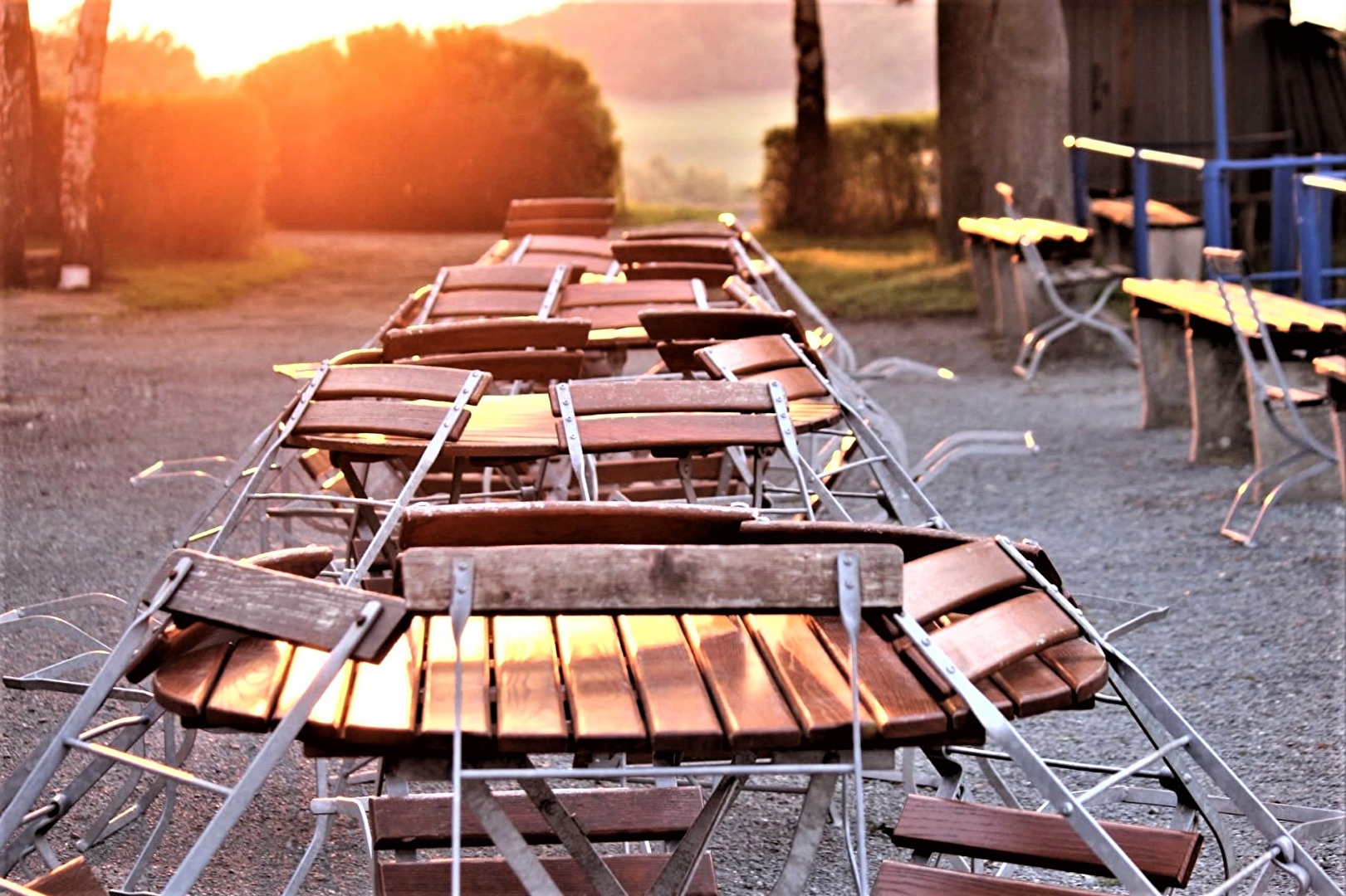 Tische und Stühle im Sonnenuntergang