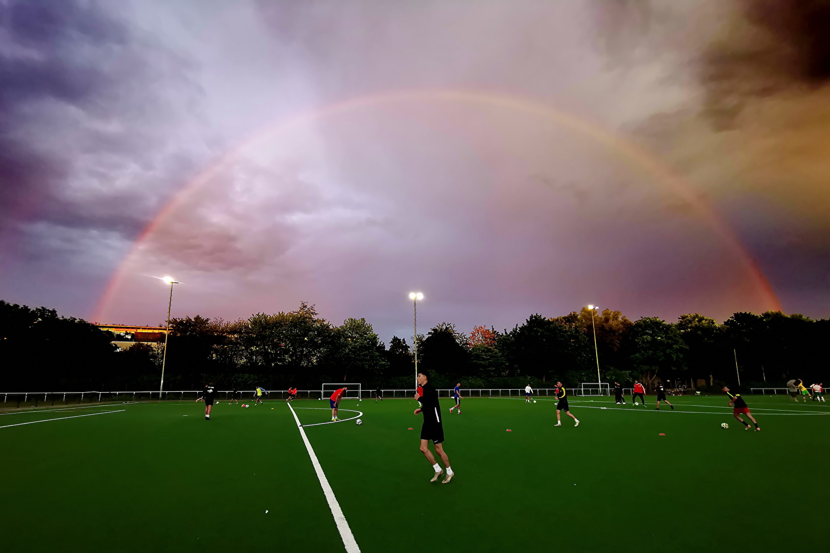 Fußballtraining unter geschützten Regenbogen