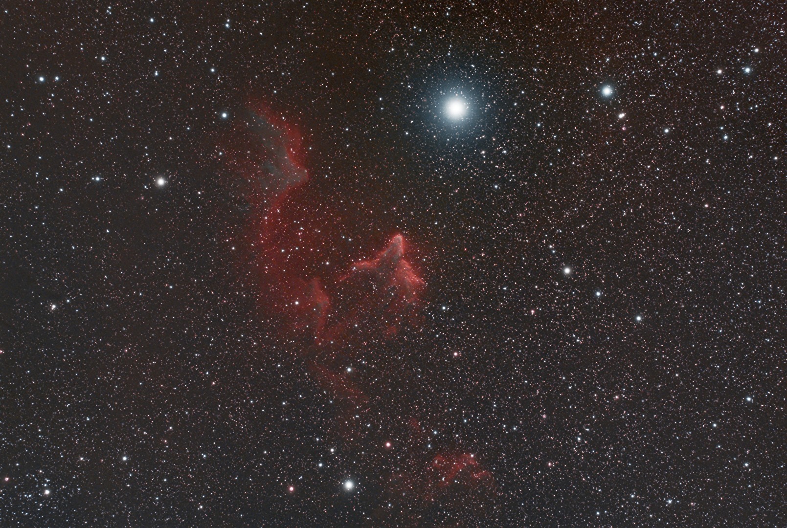 IC 59 und 63, zwei Nebel in Sh2-185