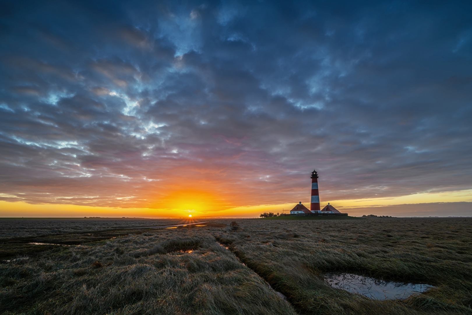 Westerhever Leuchtturm mit Sonnenaufgang