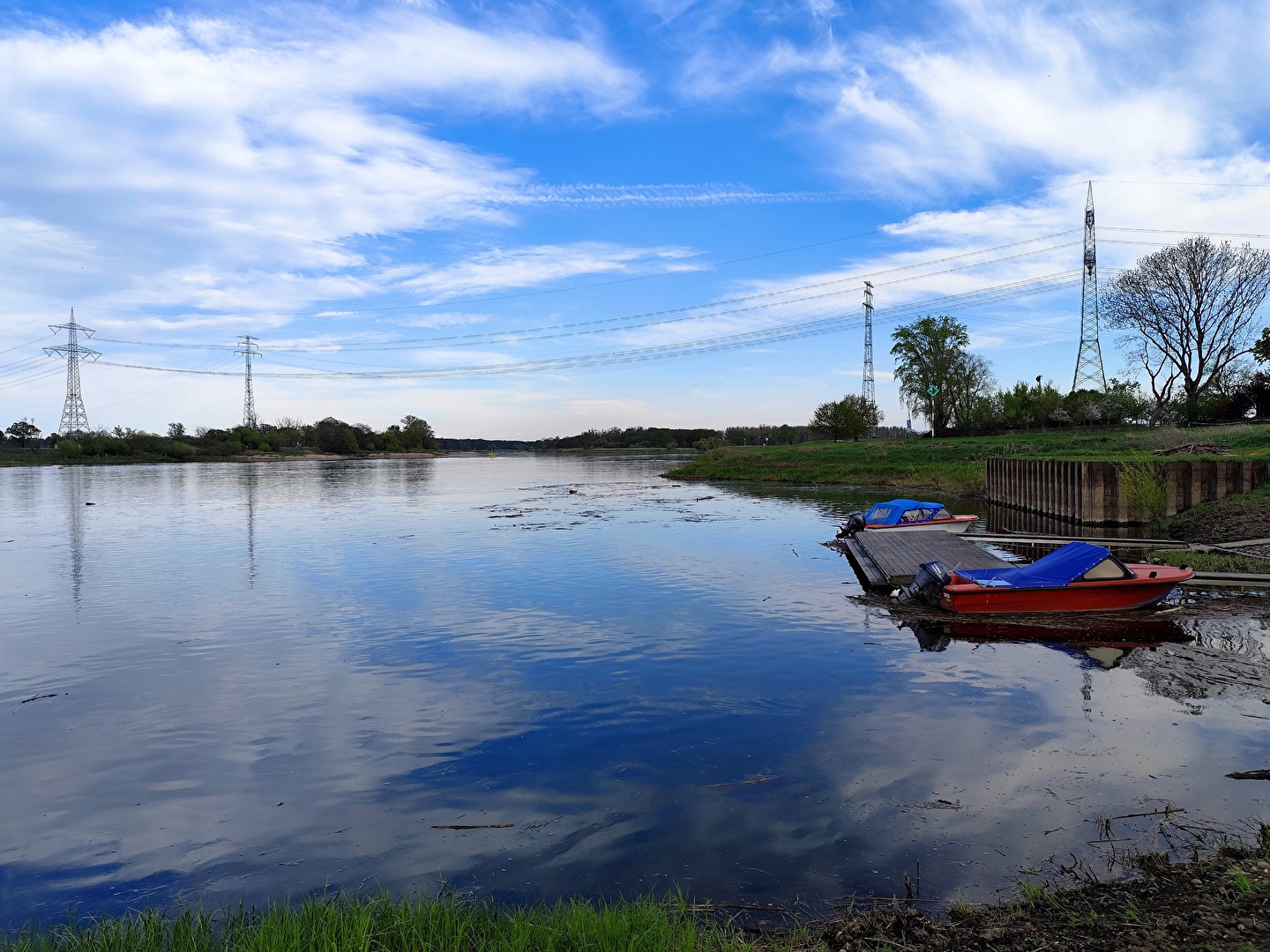 Blick zur Elbe-Saale-Mündung und Sportbooten vom Kanuclub