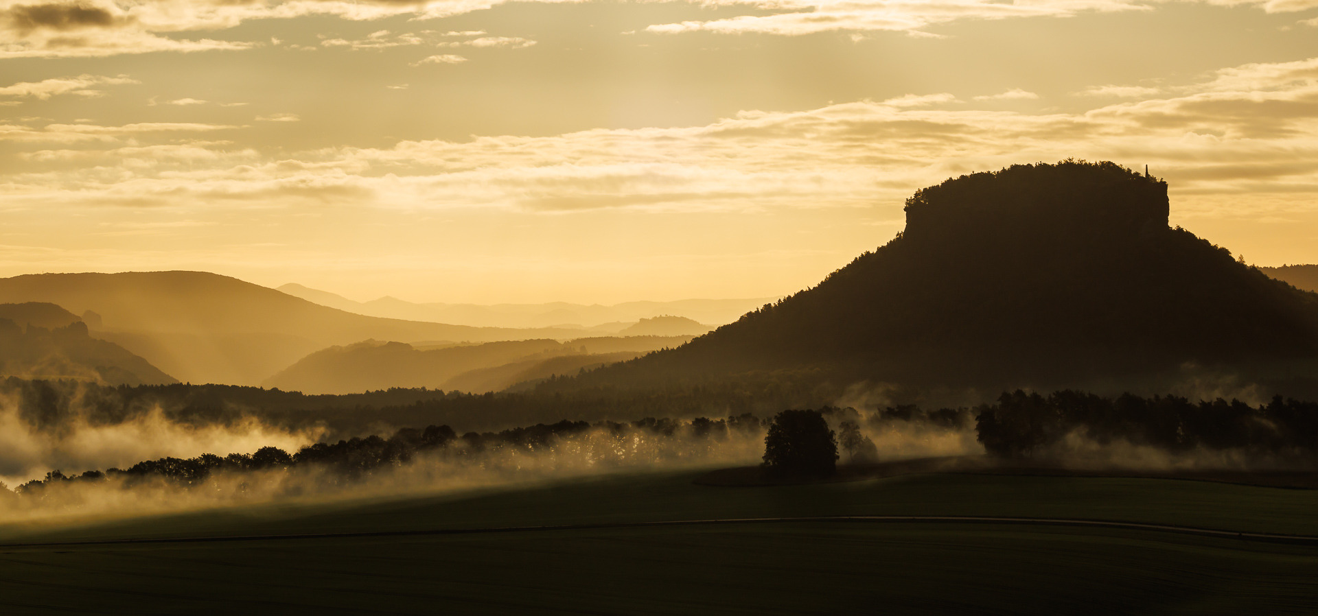 Lilienstein im nebeligen Sonnenaufgang