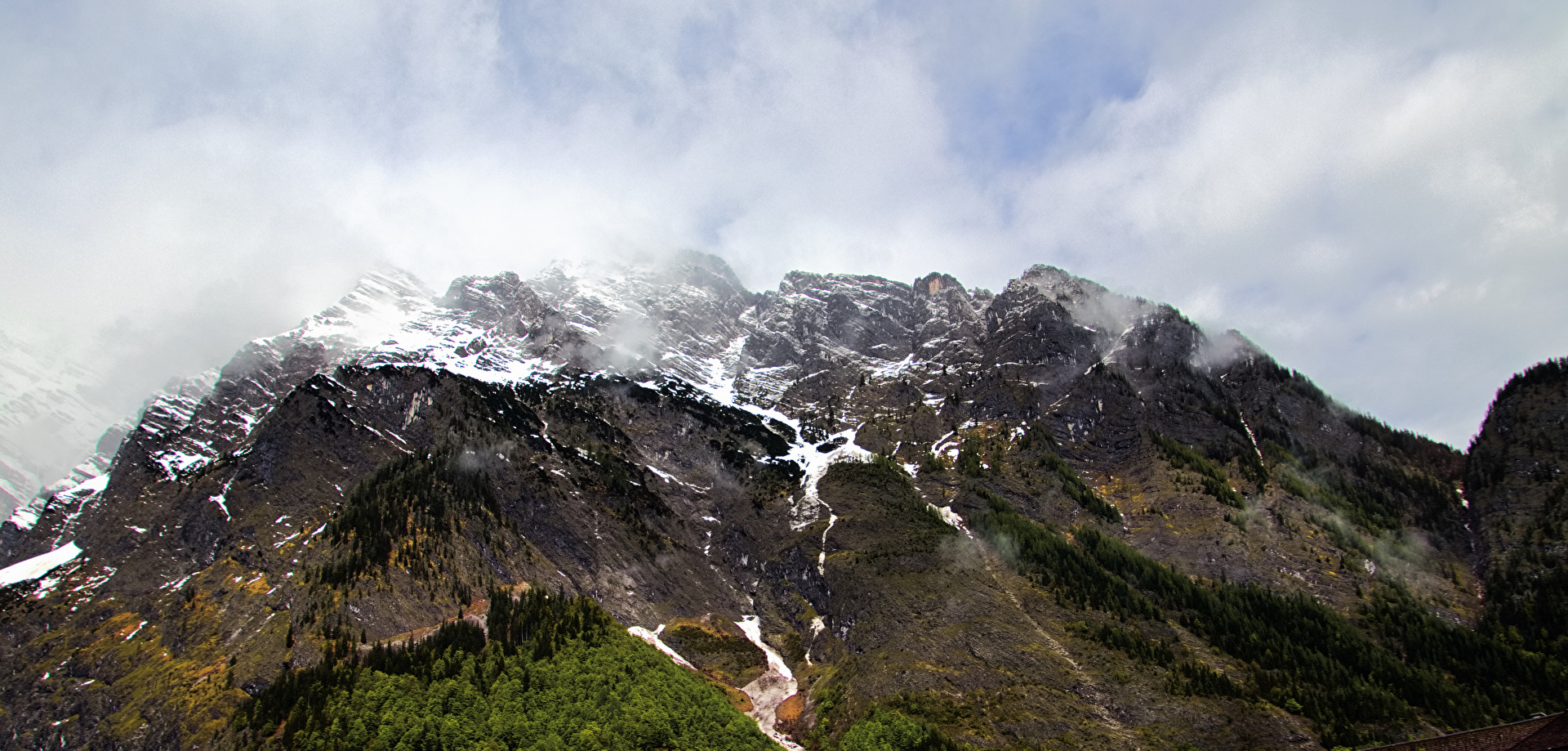 Bergspitze und Wolken
