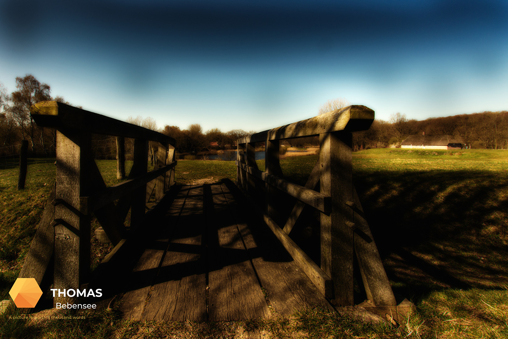 Mystische alte Holzbrücke