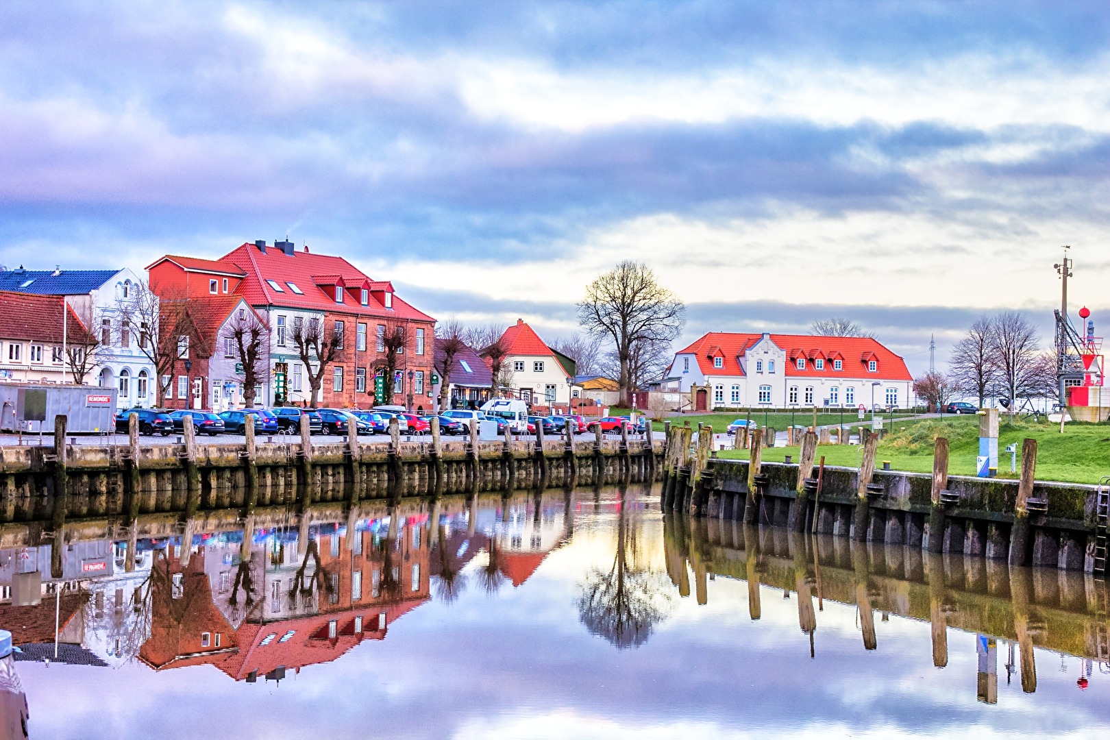 Spiegelungen am Hafen von Tönning