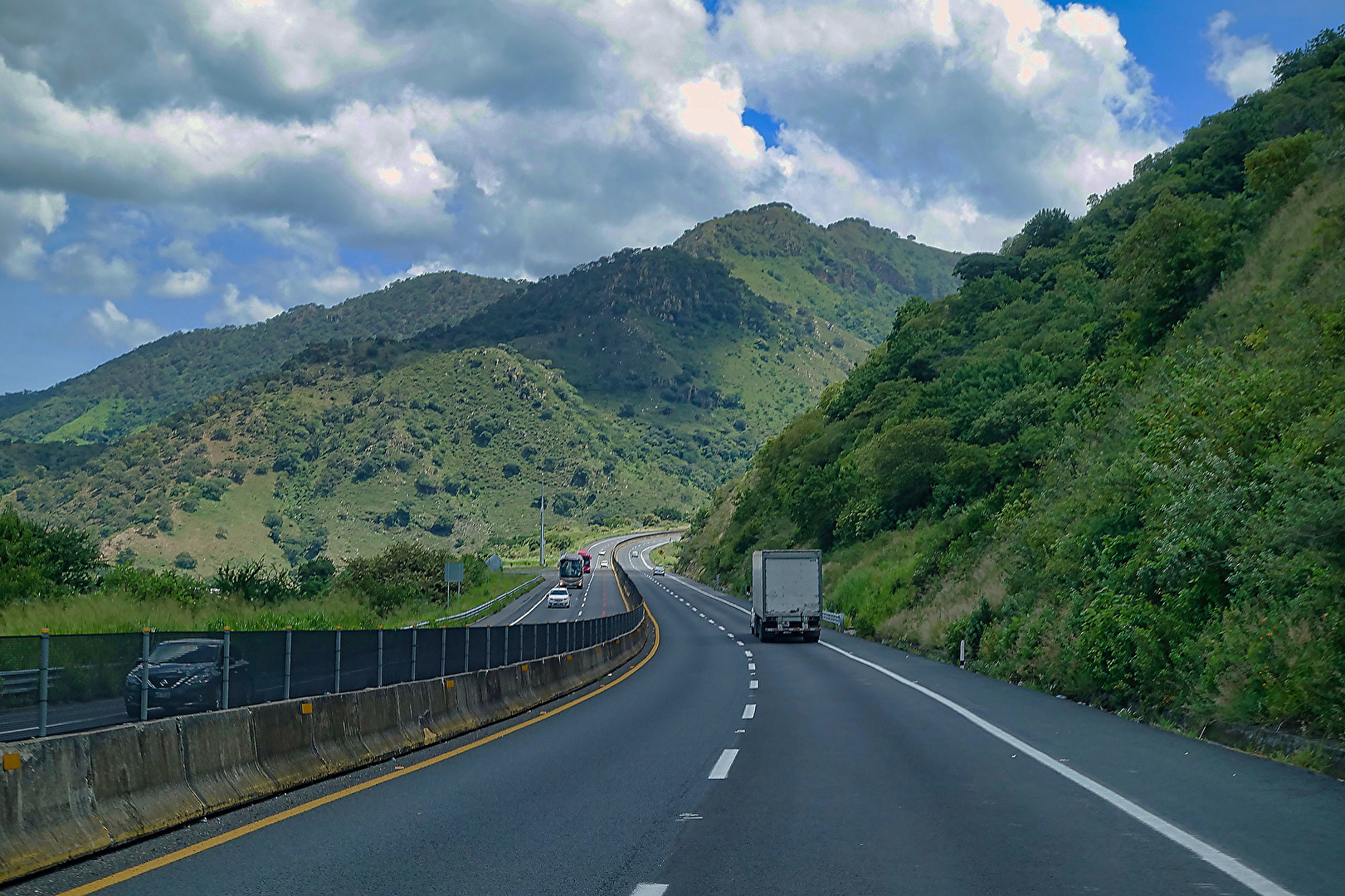 Auf der Autobahn bei Magdalena in Mexiko.