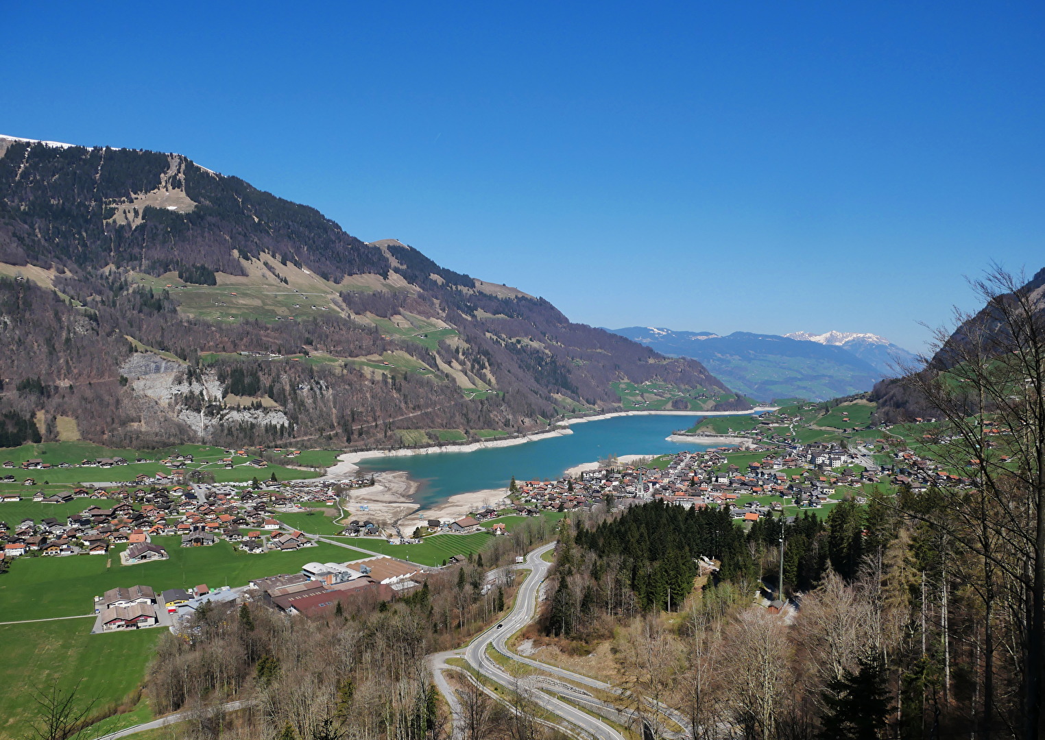 Blick auf Lungern mit See