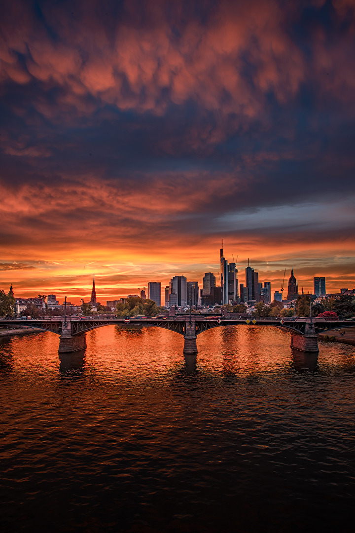 Frankfurter Skyline zur goldenen Stunde