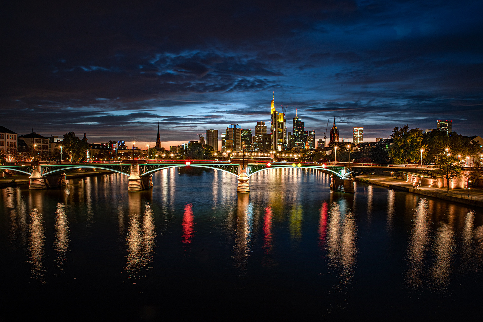 Frankfurter Skyline zur goldenen Stunde