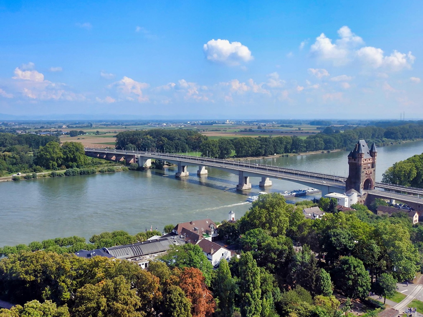 Die Brücke über den Rhein