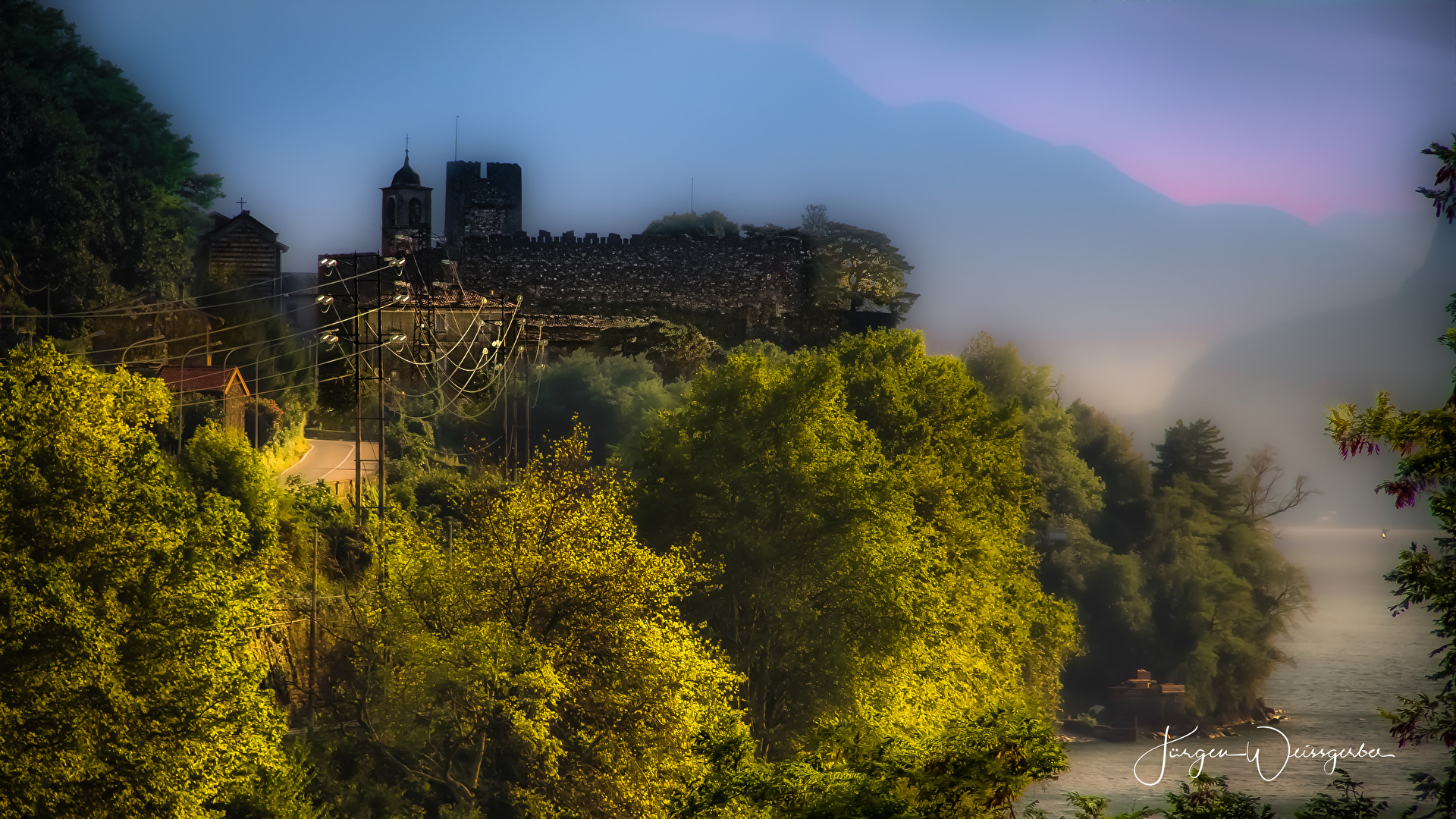 Castello di Corenno im warmen Abendlicht