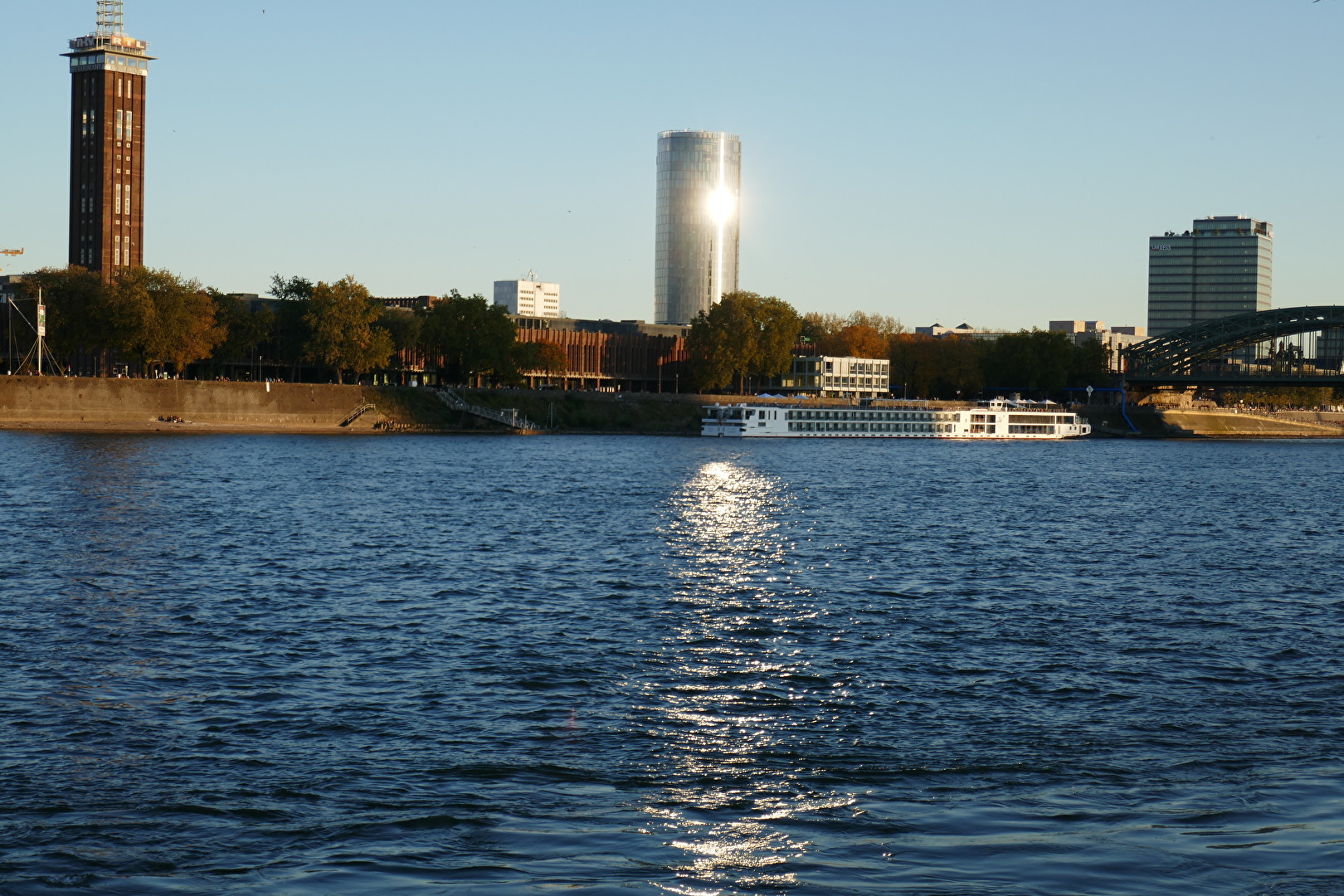 Lichtspiel am Kölner Rheinufer