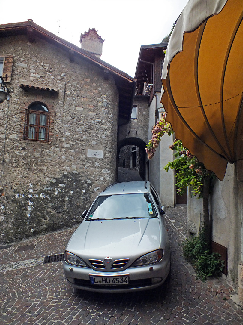 Enge Gassen und historische Gebäude dominieren die alte Ortschaft Limone am Gardasee.