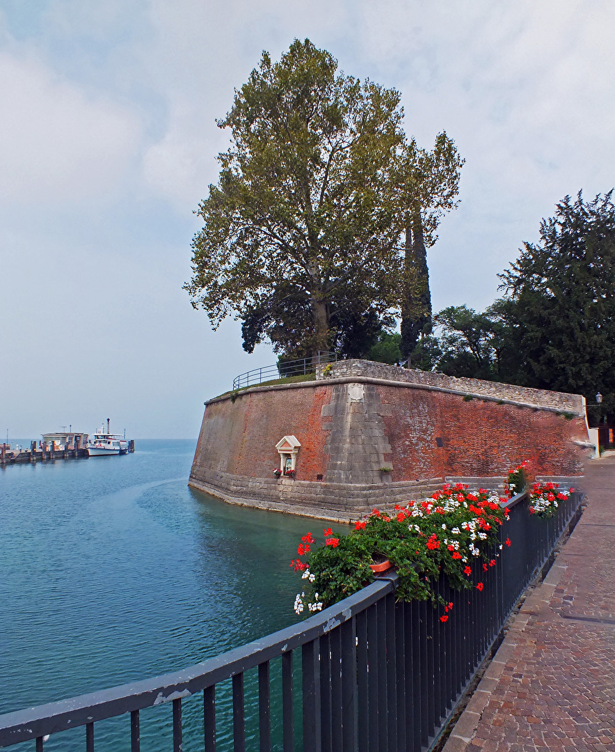 Die alte venezianische Festungsmauer der Stadt Peschiera del Garda