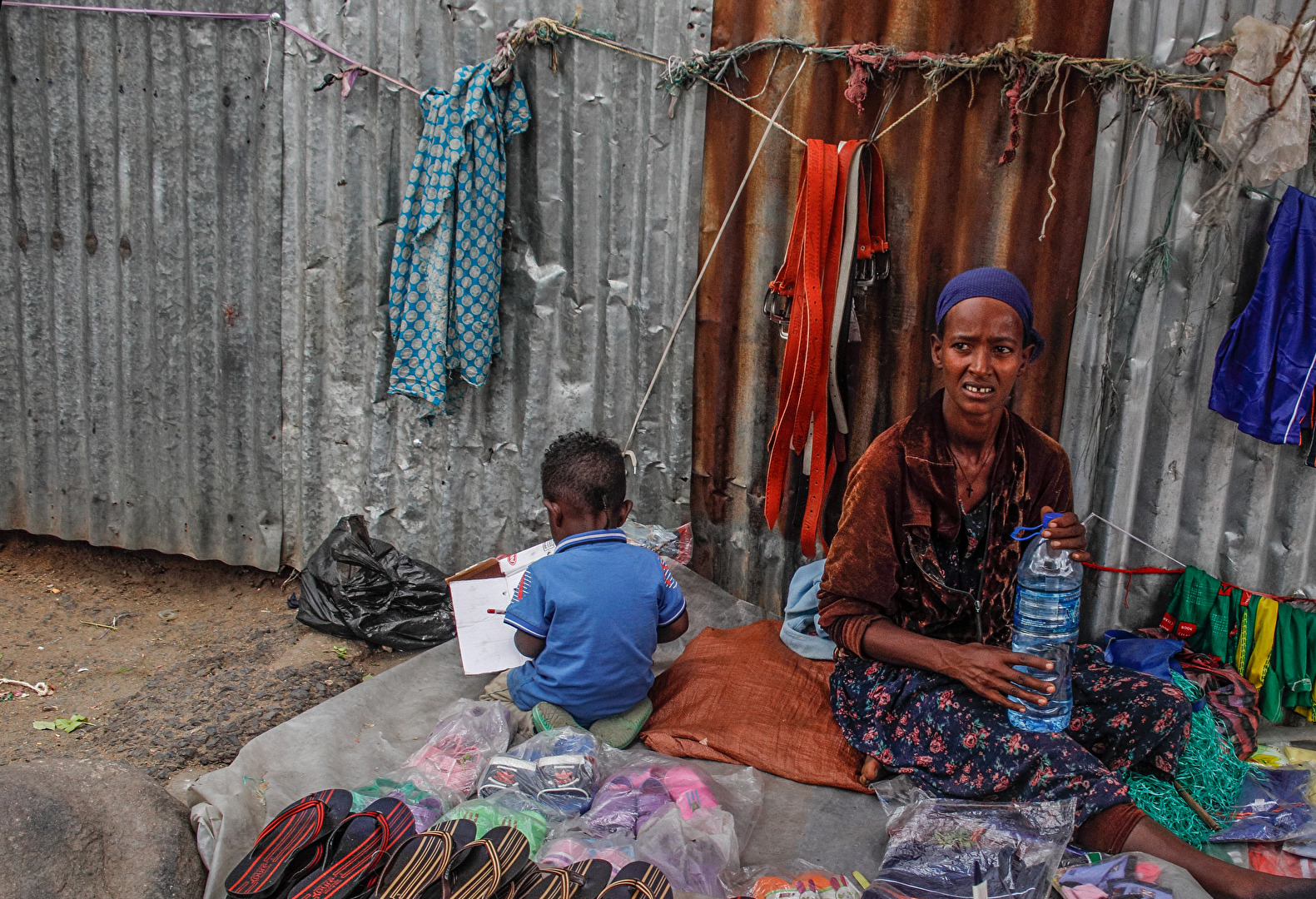 Harer - Straßenverkäuferin mit Kind.
