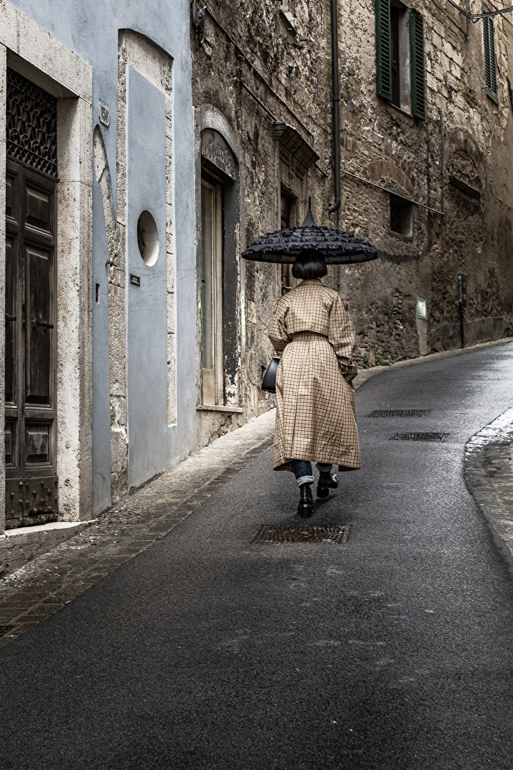 Frau mit Regenschirm