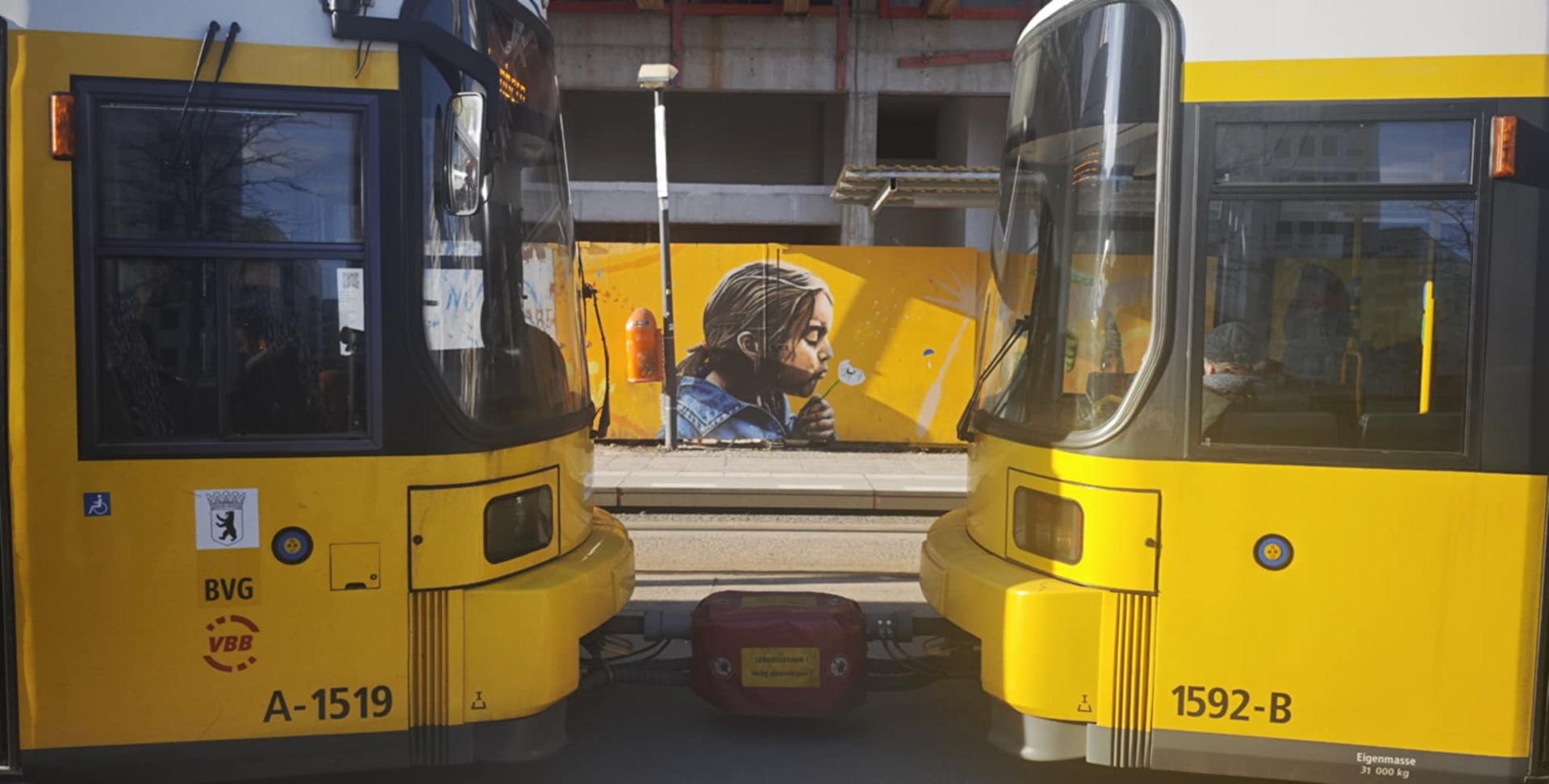 #berlin #gelb #pusteblume #kind #alexanderplatz #bvg