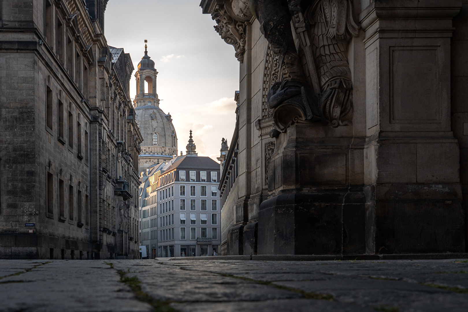 Blick vom Schlossplatz auf Fürstenzug und Frauenkirche