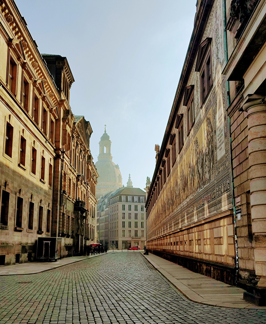 Fürstenzug - Frauenkirche im Morgennebel