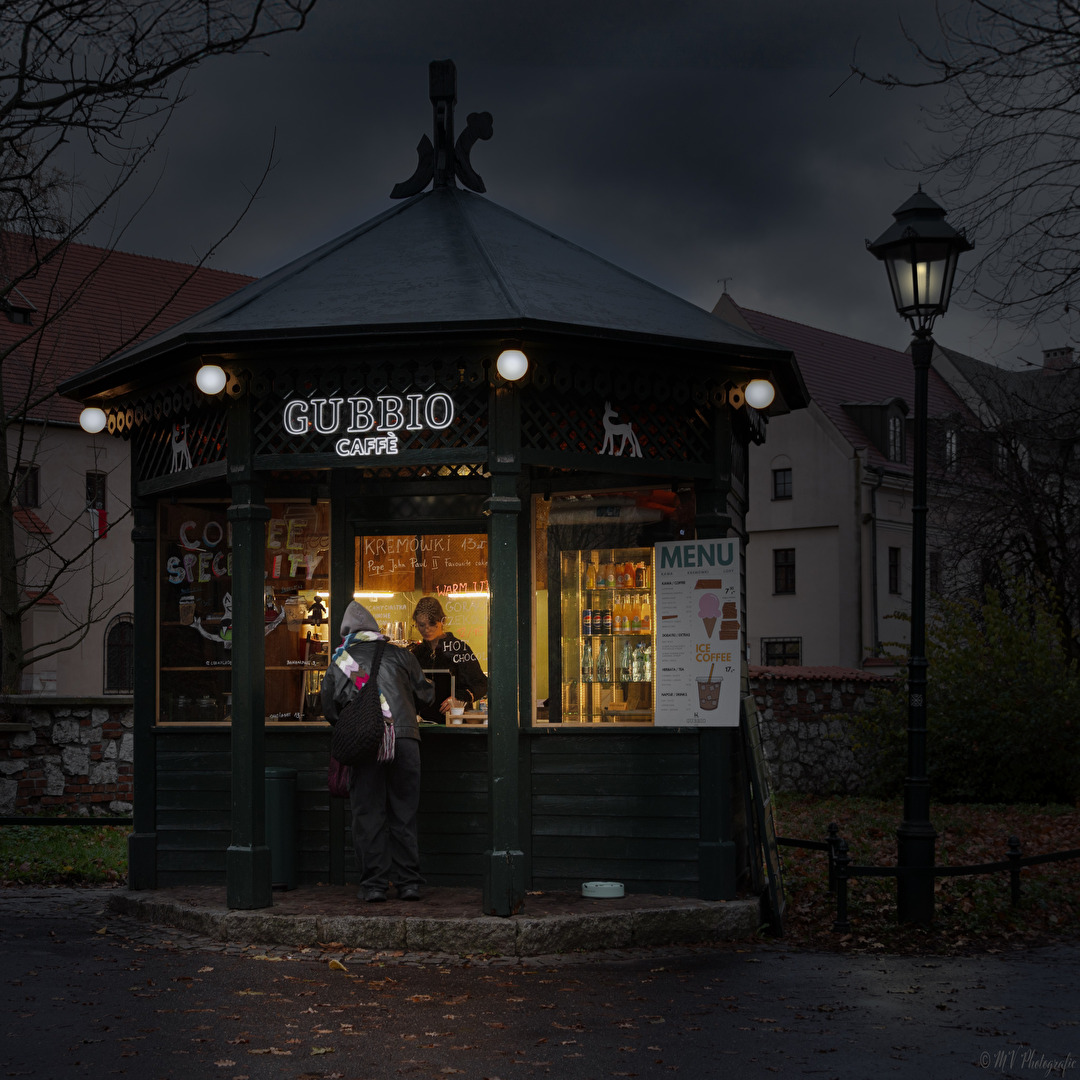 Abends am Kiosk in Krakau