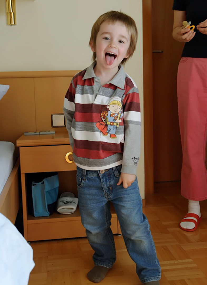 Frechdachs im Hotelzimmer