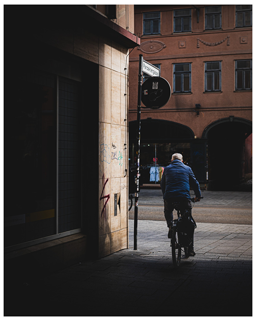 Zwischen Schatten und Alltag fährt die Stadt ihre eigenen Geschichten.