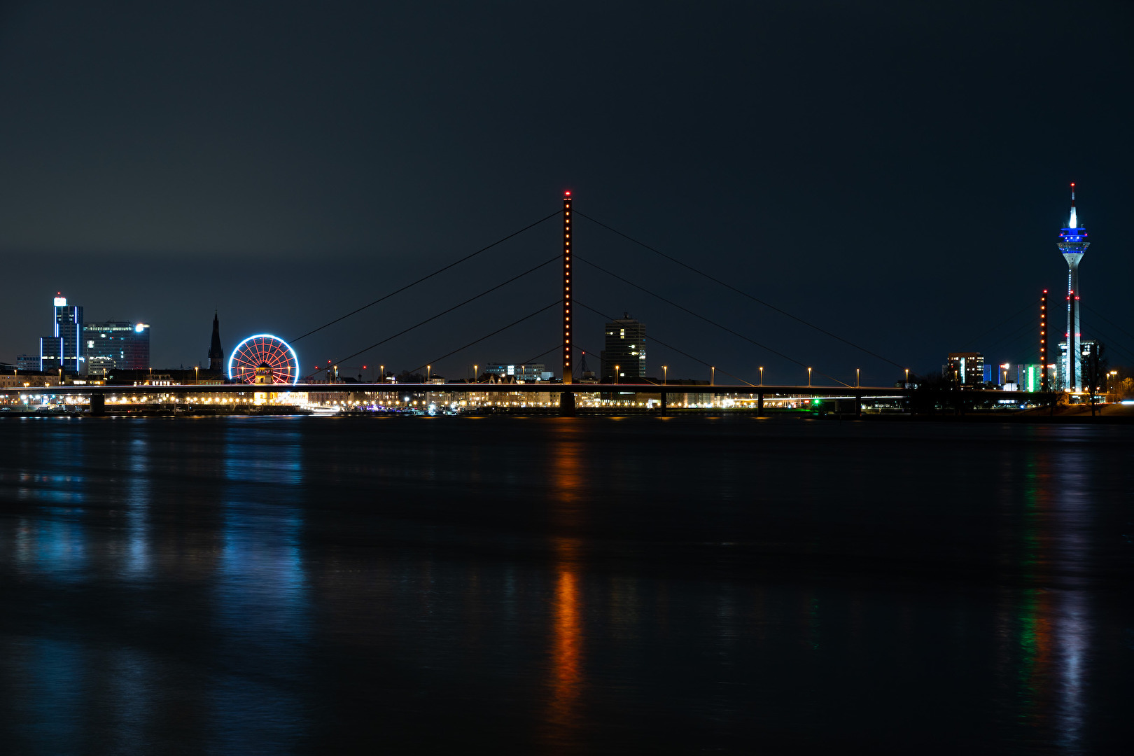 Oberkasseler Brücke bei Nacht