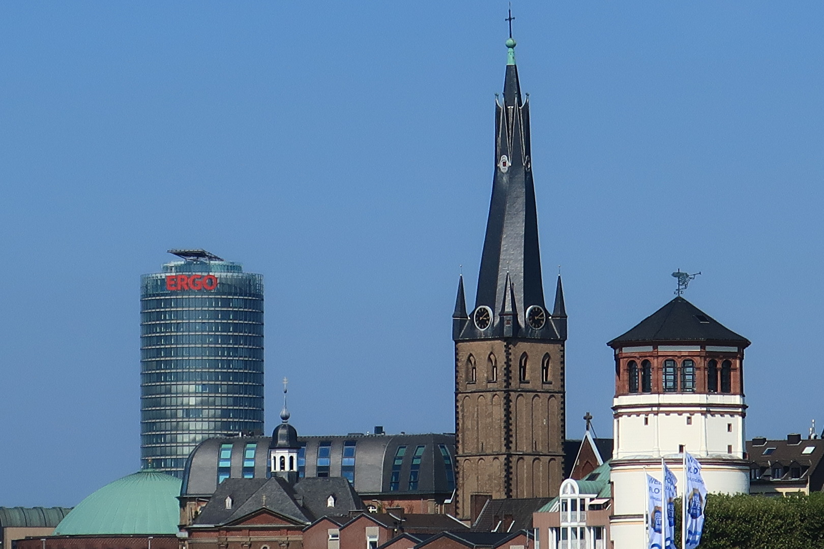 Blauer Himmel über Düsseldorf