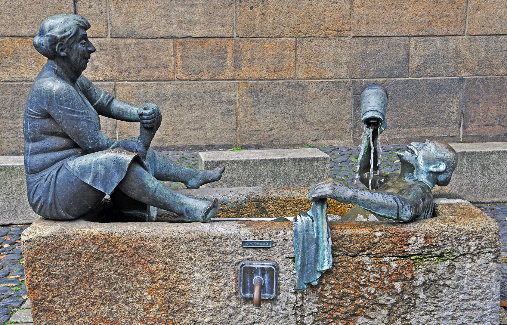 Brunnen Klosterplatz (Görlitz) Das Zecherpaar&Gisela Mauermann 1999