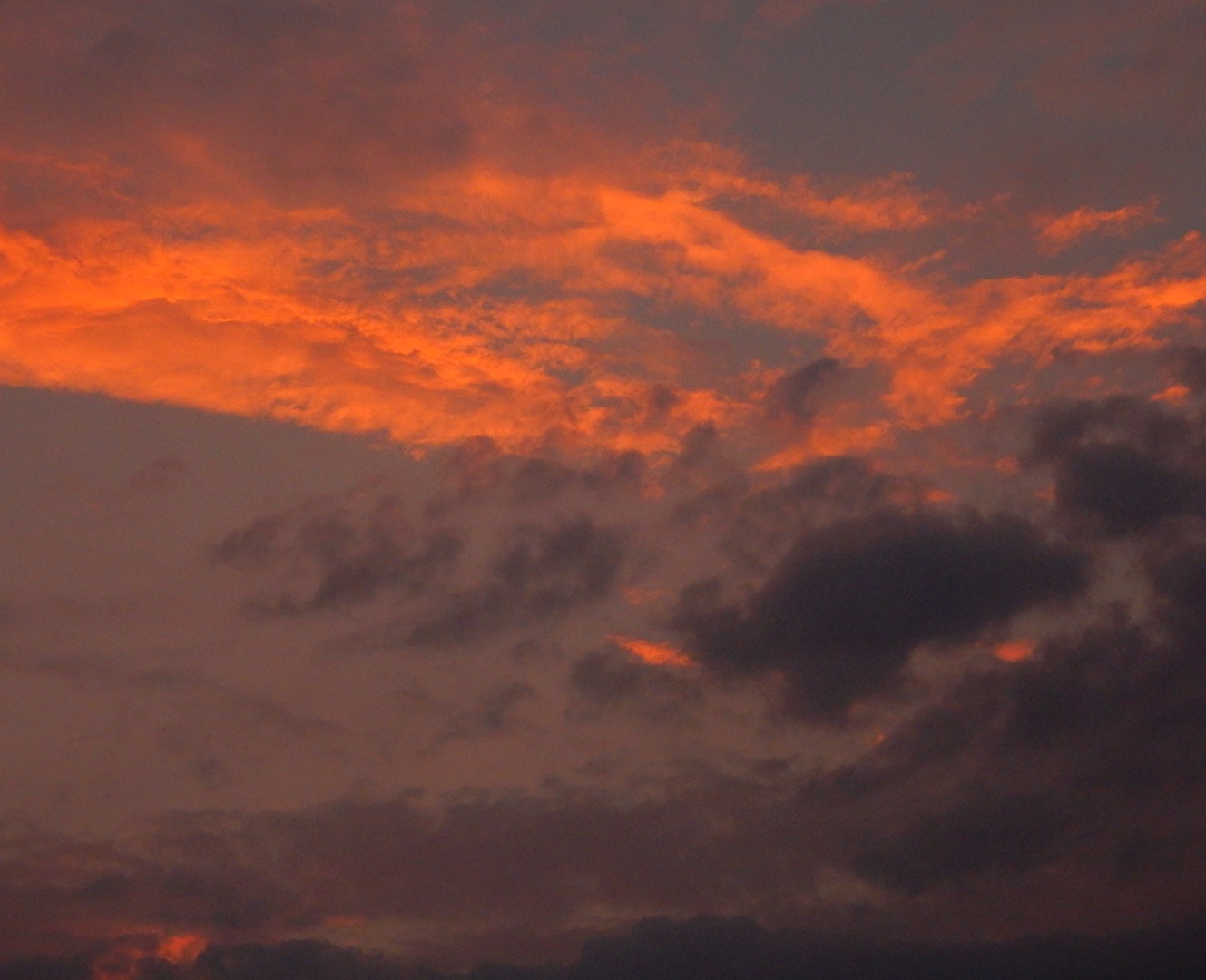 faszinierend Wolkenspiele von der Sonne angestrahlt