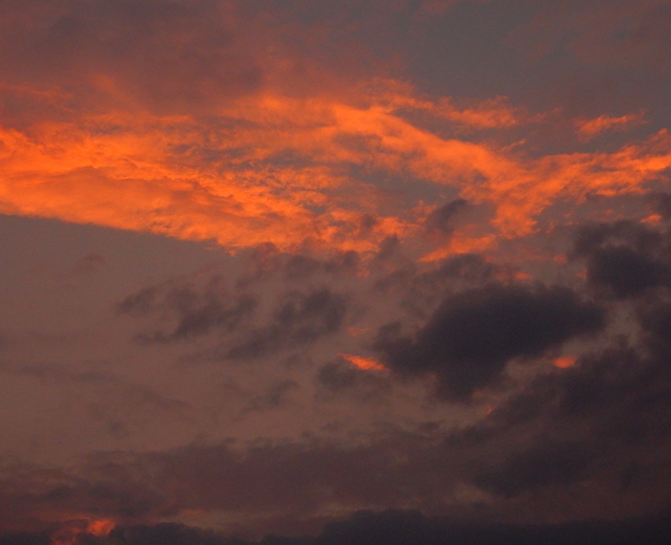 faszinierend Wolkenspiele von der Sonne angestrahlt