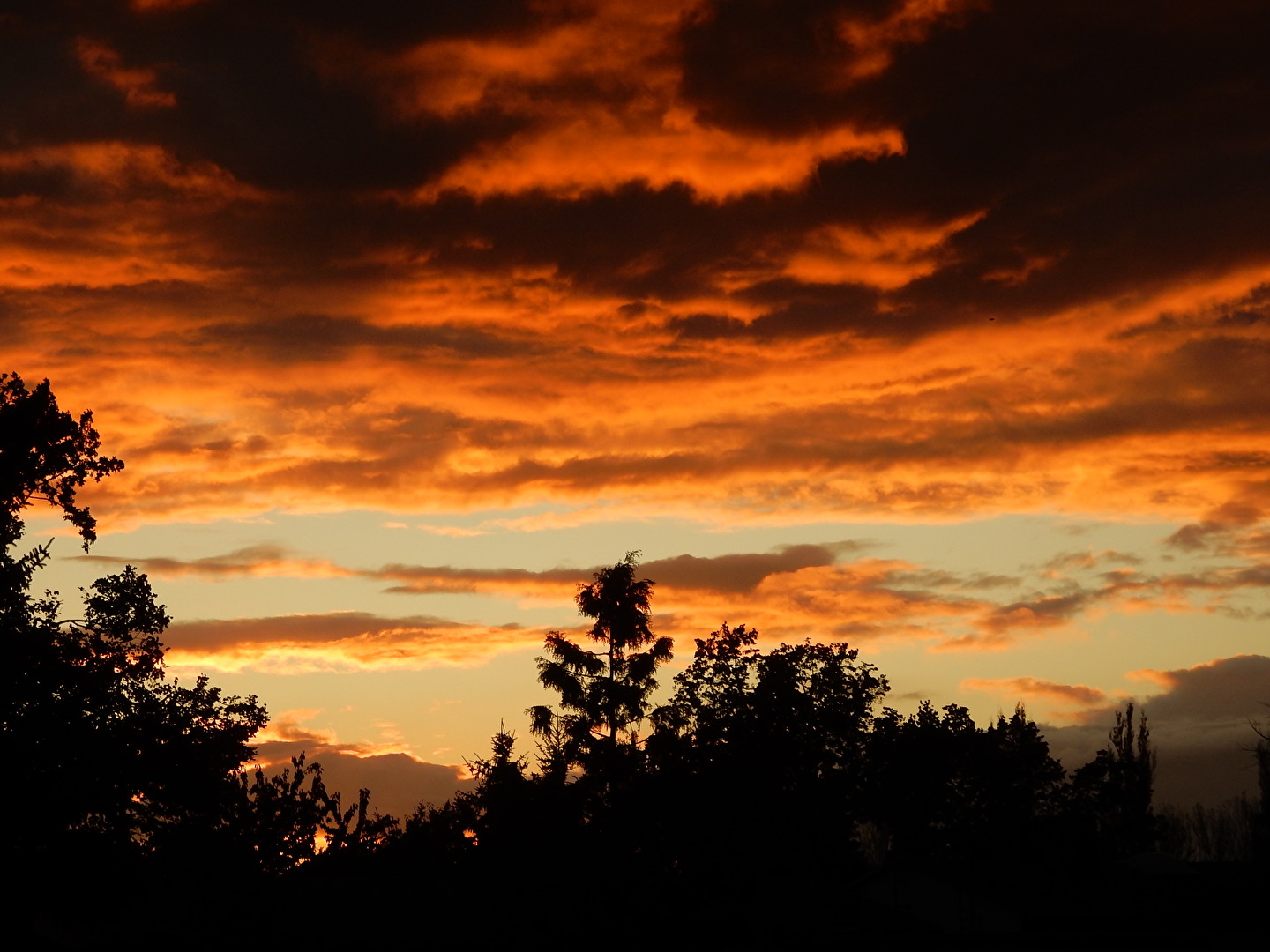 faszinierend Wolkenspiele von der Sonne angestrahlt