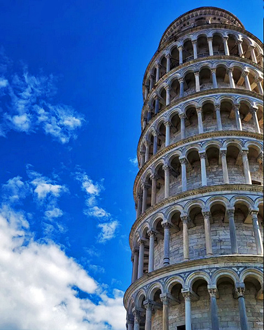 schiefer Turm und blau er Himmel