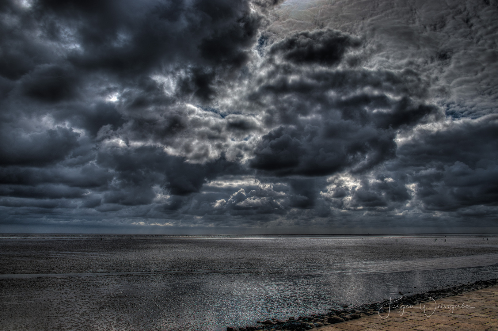 Unter schwerem Himmel