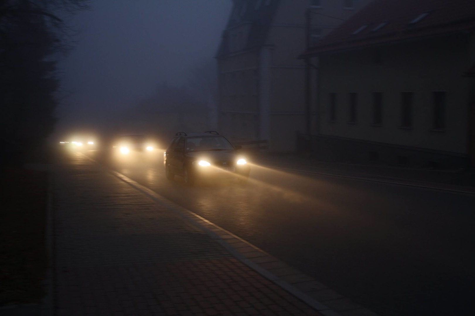 Autos im Nebel