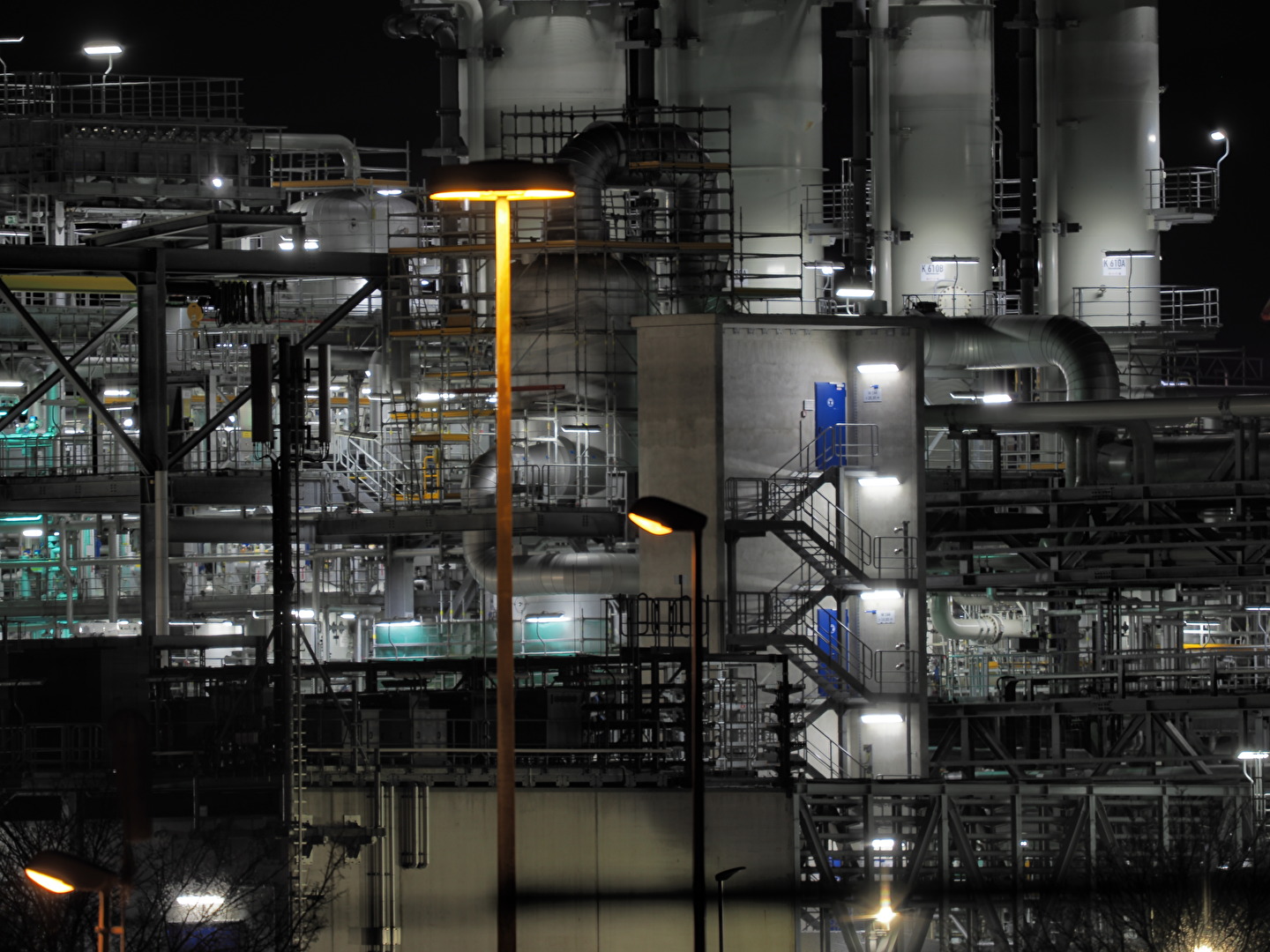 Fabrik bei Nacht