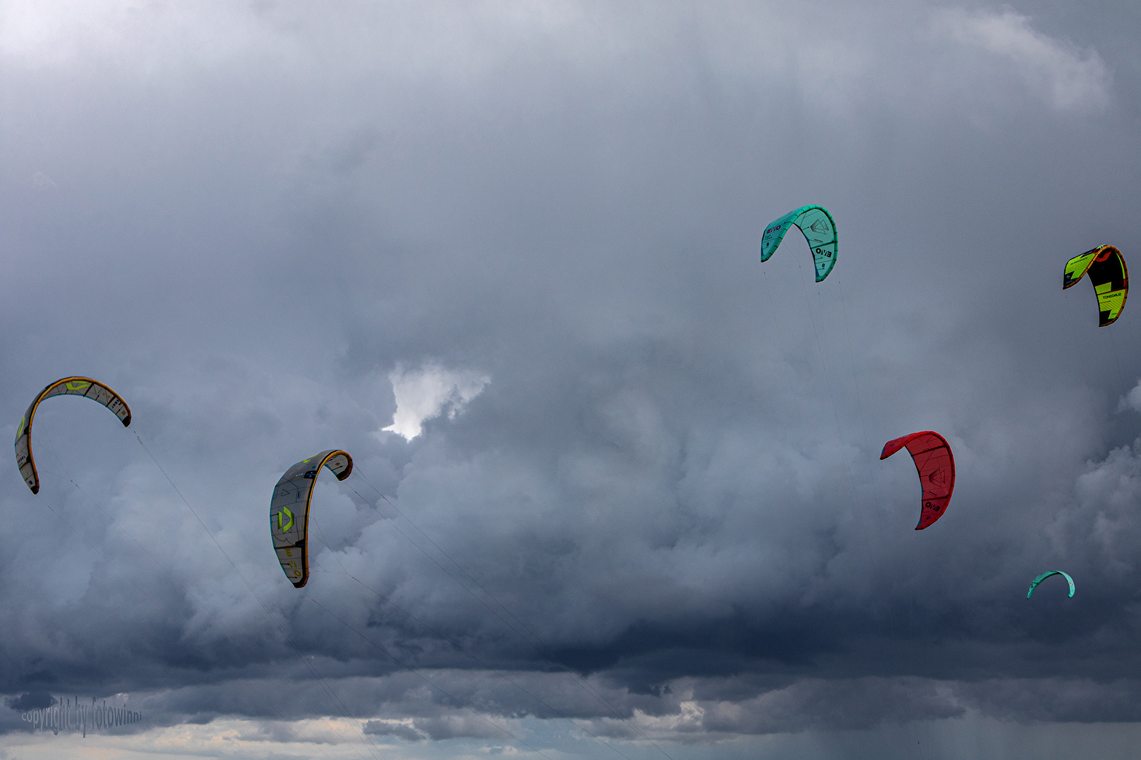 ein paar Farbtupfer am wolkenverhangenen Himmel