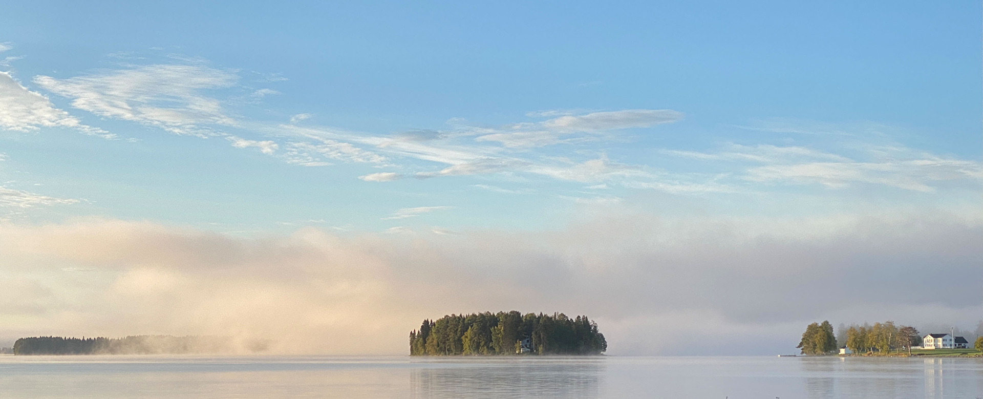 kleine Insel im Morgennebel