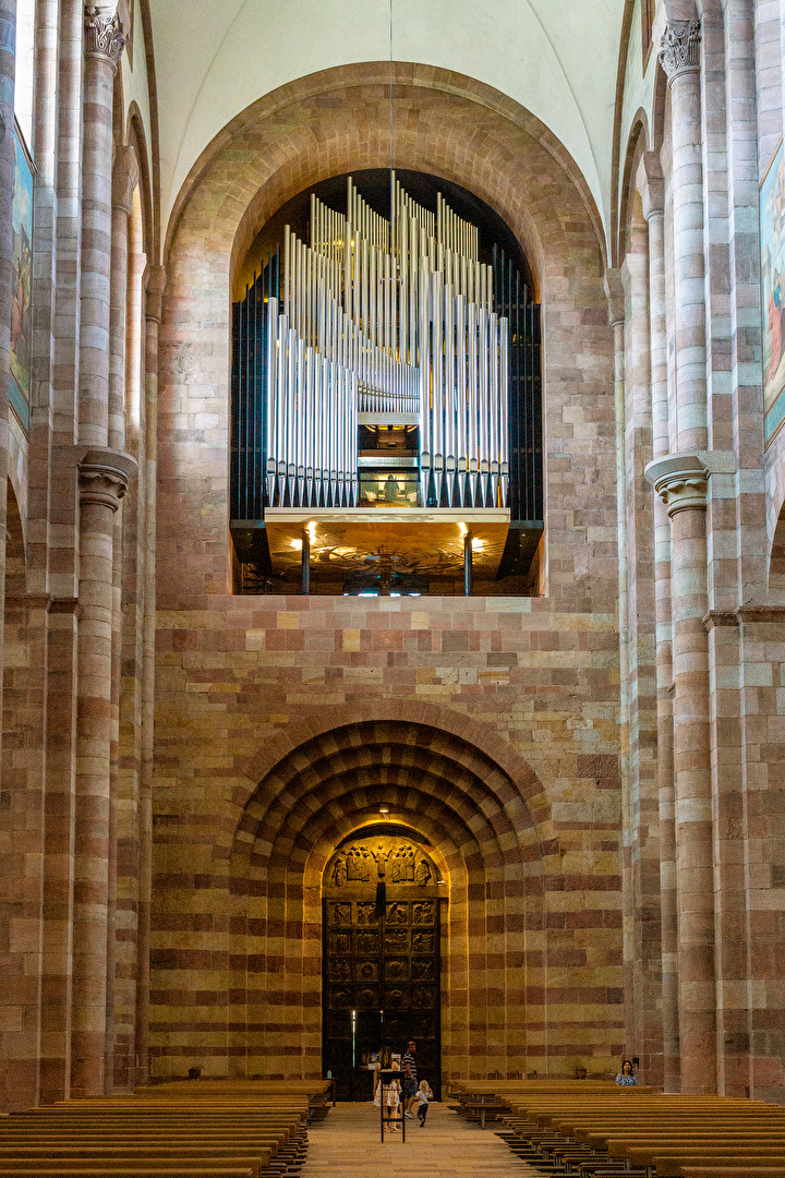 Wie eine Königin steht sie da, die Hauptorgel im Dom zu Speyer.