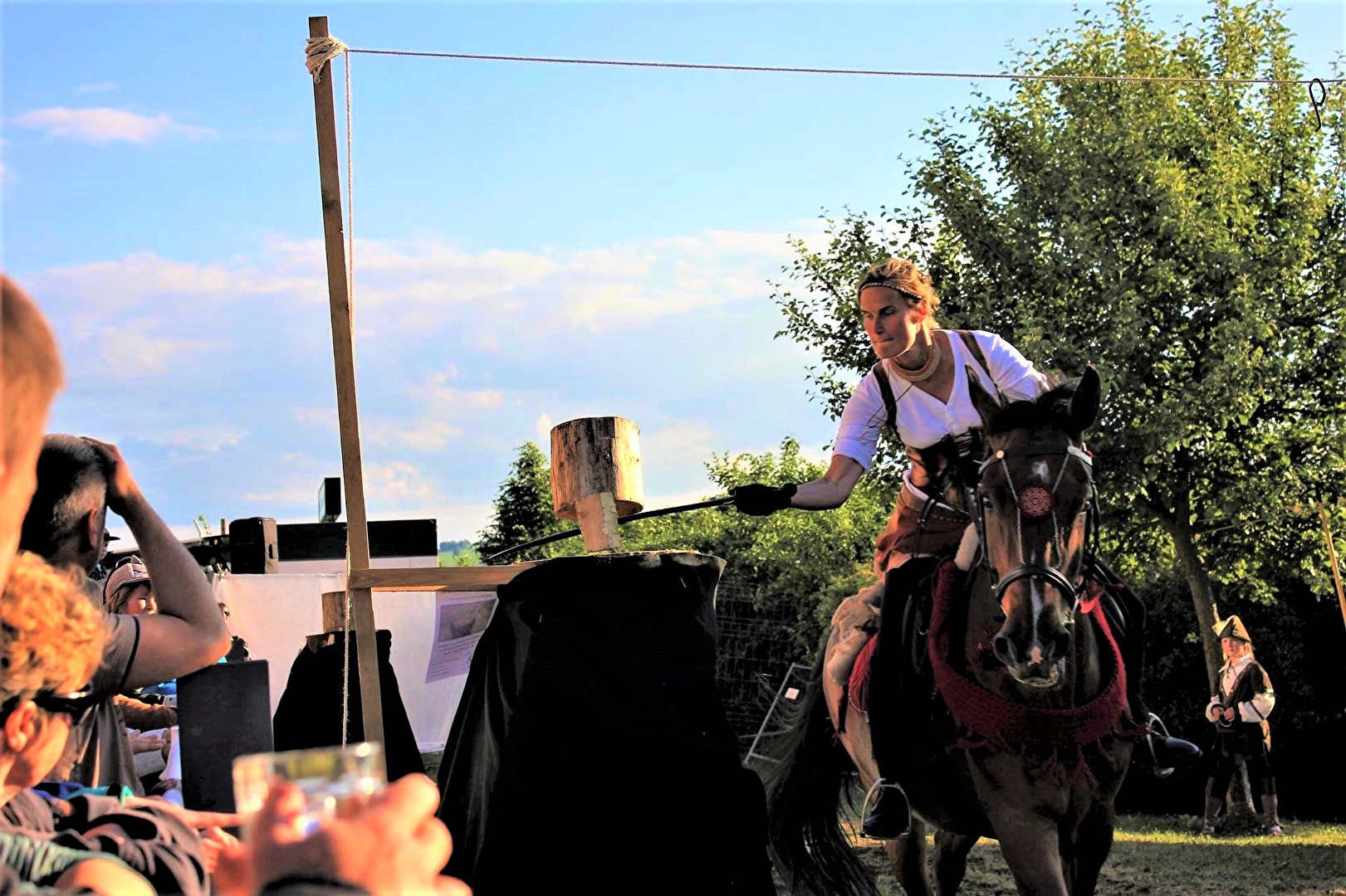 Frau mit Schwert auf einem Pferd