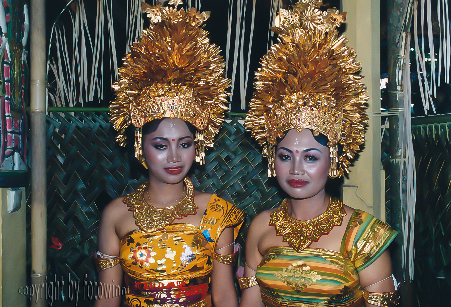 Bali - Mutter und Tochter bei einer privaten Zeremonie (analog 2000)