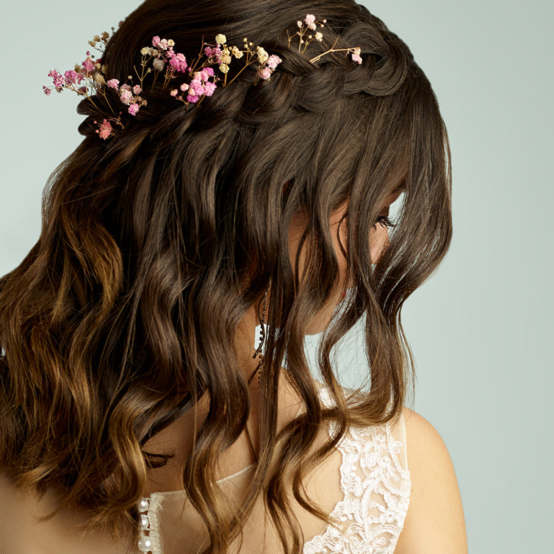 Blumen in den Haaren