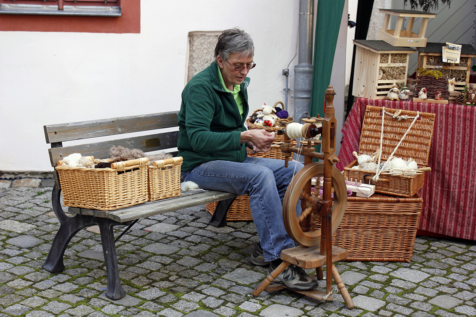 Frau mit Spinnrad