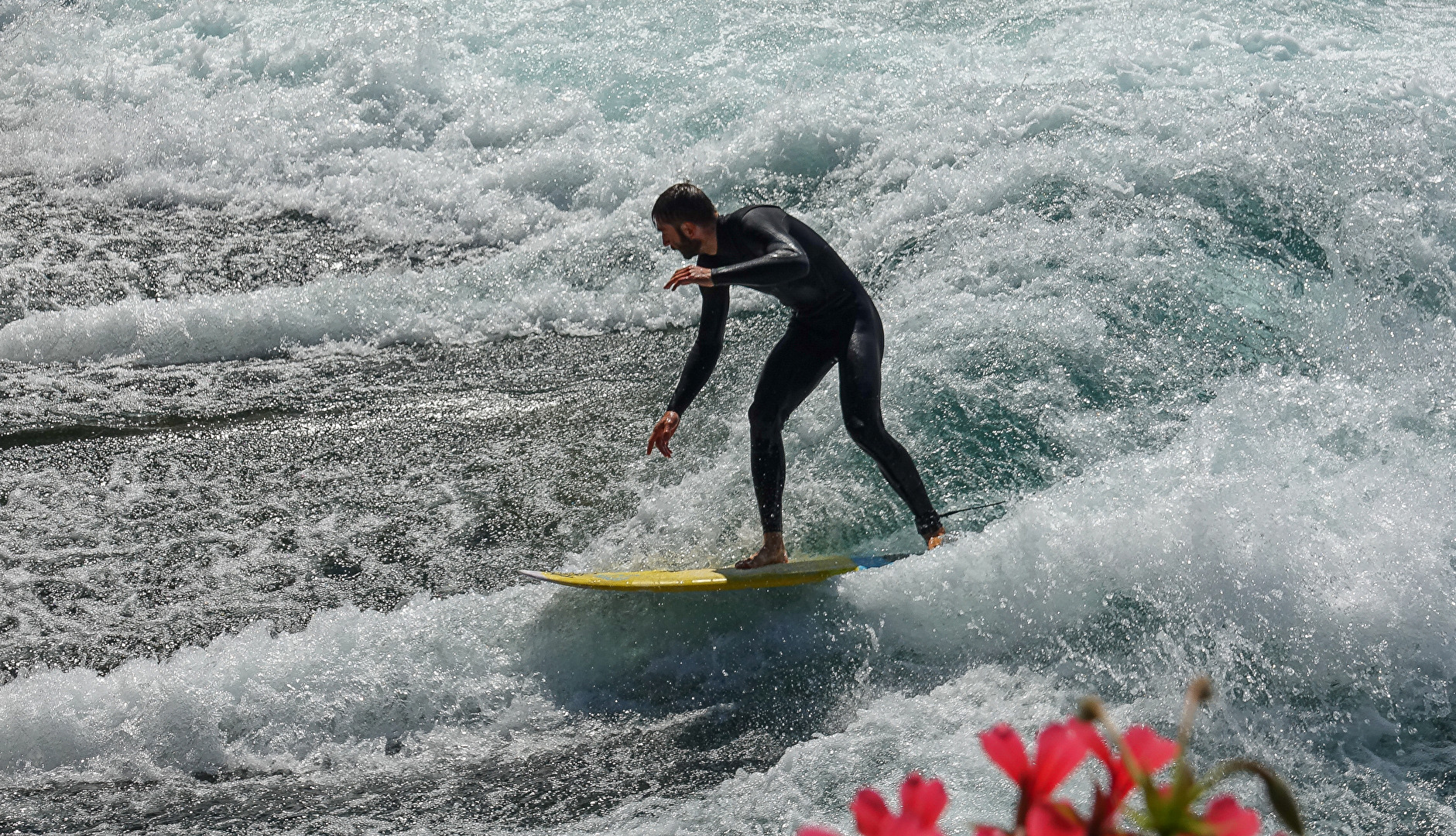 Surfen in einer Welle am Wehr