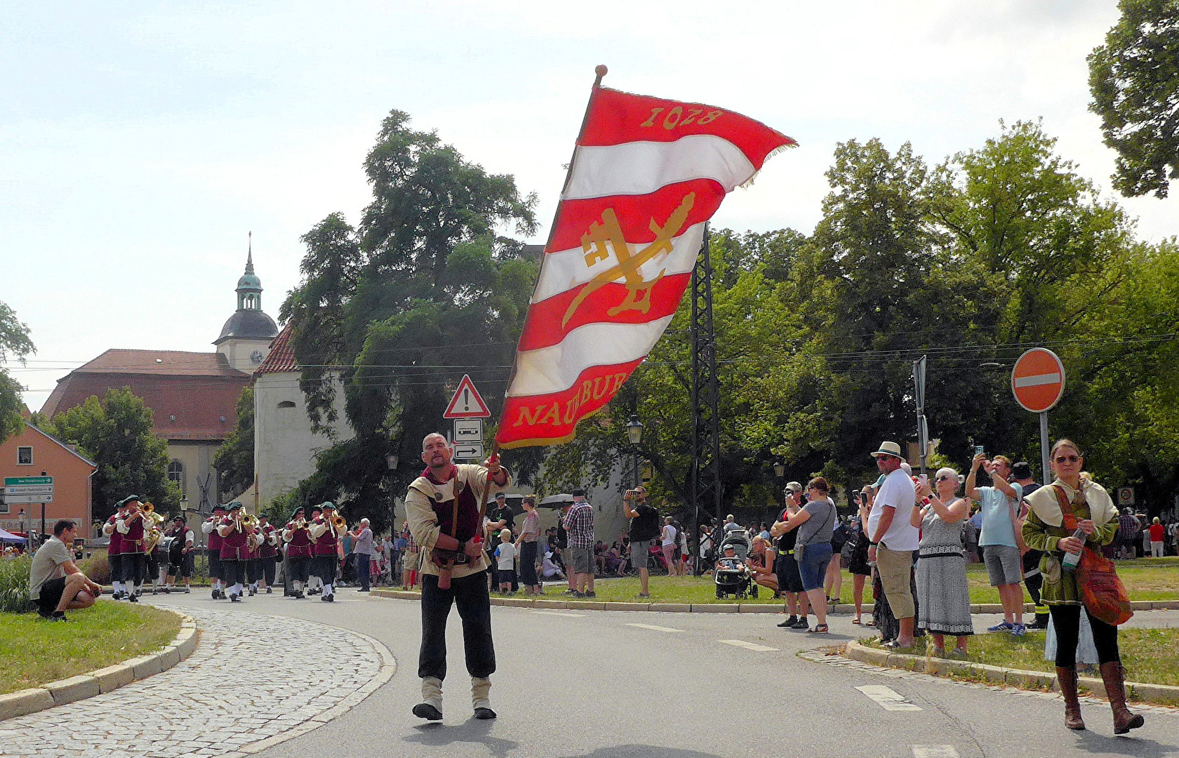 Kirschfestumzug in Naumburg 2024; der Fahnenschwenker