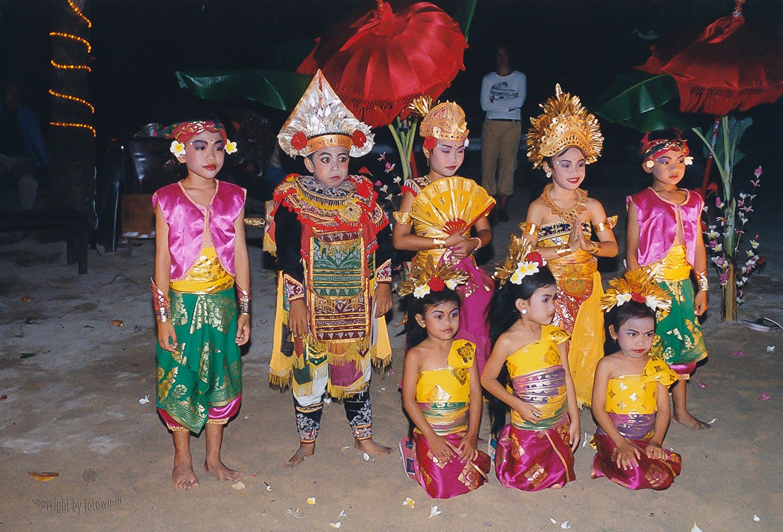 Bali - nach der Show - Kindertanzgruppe am Strand von Sanur